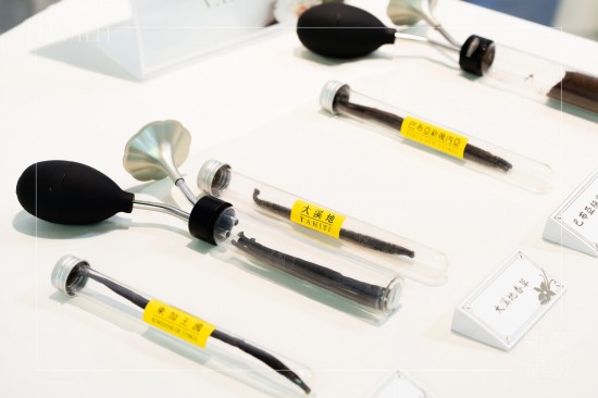 透過香草風(fēng)味輪，探索來自大溪地、巴布亞新幾內(nèi)亞、東加王國等， 13款不同品種的香草莢，從清新到濃郁、風(fēng)味變化無窮，每種氣味因人而異，豐富又有趣。