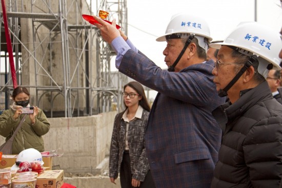 「上樑有如人之加冠」，就像古人在衣著大致完成後，才會戴上帽子使衣冠楚楚一般，上樑儀式也象徵著建築主體已接近完工。(圖右二為新業(yè)建設名譽董事長穆椿松先生，圖右一為卓勝隆董事長)