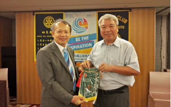 臺中北屯扶輪社社長許金龍(左)感謝新業(yè)建設(shè)穆椿松董事長(右)贈與會旗。