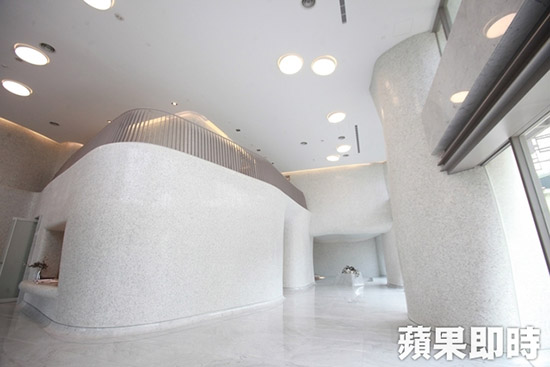 大廳成白色、弧形，具雲(yún)海意象。