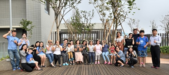 戴上浪漫唯美的花圈，每人瞬間化身為風(fēng)度翩翩的花仙子/王子。