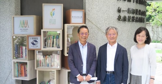 左起新業(yè)建設(shè)董事長卓勝隆、文化局長王志誠與知名作家廖玉蕙於人文書席前合影。（圖片提供：臺(tái)中市文化局）