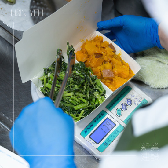 每位長(zhǎng)輩需求不同，由營(yíng)養(yǎng)師依長(zhǎng)輩的飲食禁忌、咀嚼及吞嚥狀況等，精準(zhǔn)調(diào)配克數(shù)，讓每份餐點(diǎn)都是「我們?cè)诤跄沟臏嘏?>
										<div   id=