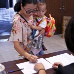 寶寶緊貼在媽咪的身上，睜大的雙眼寫滿了好奇，而媽咪簽到時所書寫的每一筆畫，就像對新業(yè)宜家的肯定及託付。