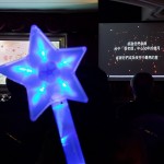 張老師成為暗夜中的守望者，守護(hù)著每一株小小心靈的幼苗，如手中的星光棒點(diǎn)亮孩子心中的希望。