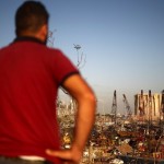 被震得搖搖欲墜的大型機具及斷垣殘壁，當(dāng)?shù)鼐用駷槎惚芪ｋU而紛紛逃往高處，注視著港口倉庫的方向，心中該是如何無奈？（圖片擷取自路透社，如有侵權(quán)請告知刪除，謝謝?。?>
										<div   id=