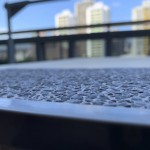 抿石子反覆繁瑣的過程，堅持終有所成，手工一遍遍擦拭著，質(zhì)感較細緻，觸感較溫和。