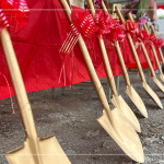 閃耀著金銅色光輝的開工鏟子，將剷出心中築夢成真的美好願景，期待往後的日子與建築的共築共長。