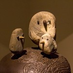 藝術(shù)家王忠龍透過(guò)廢五金與原石創(chuàng)作，認(rèn)為廢五金是人類使用生活的足跡，代表人的角色，石頭是完全沒(méi)有經(jīng)過(guò)人工的雕琢，代表自然的角色，寓意人跟自然的和諧關(guān)係。