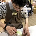 輕輕撕起、再縱橫交錯反覆鋪毛，持續(xù)數(shù)次過程後，翻面再來，從開始接觸、上手，接著到維持一定品質(zhì)，這過程對庇護員工來說並不容易。