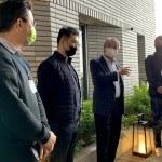 新業(yè)建設(shè) 名譽(yù)董事長 穆椿松先生(右二)帶領(lǐng)新業(yè)建築團(tuán)隊(duì)，一同為來訪的建築先進(jìn)們旅讀『大塊森鄰』建案。