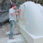 西班牙雕塑家–Nando Alvarez，選用石灰?guī)r作為素材，作品多以自然弧線與粗糙光滑的對(duì)比來(lái)呈現(xiàn)，也反映著兩者的並存。