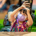 有趣的互動遊戲，讓小朋友模仿動作，打開好奇心與專注力，跟著舞臺上的大哥哥大姊姊一起玩音樂。