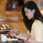 家族們優(yōu)雅的細(xì)嚐著每一款來自不同國家的巧克力，搭配著冠軍咖啡，是為午後的一場(chǎng)閒情逸致。