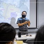 地圖展開(kāi)，新業(yè)建設(shè)－卓勝隆董事長(zhǎng)（圖中）細(xì)數(shù)新業(yè)近30座的作品，從都市的發(fā)展等交通要件，說(shuō)明新業(yè)精準(zhǔn)的選地哲學(xué)，沿著環(huán)74線理論，探討至企業(yè)永續(xù)經(jīng)營(yíng)的責(zé)任。