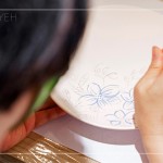 一筆一畫描繪著初綻的花瓣，伴隨綠意簇?fù)?，栩栩如生，畫筆下，勾勒出綻放的生命力。