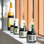 陽光下，五款不同的醬油，用著不一樣的釀造方式，舌尖上展現不同的風味與香氣。