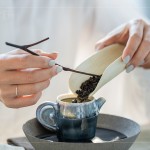 從日常茶飯事昇華到美學(xué)層次，卻又不同日本茶道般正襟危坐的臺(tái)式茶席。老師表示「喝茶是一種偷得浮生半日閑的樂(lè)趣，一杯清香回甘的好茶，可以把人帶入放鬆的狀態(tài)?！?>
										<div   id=