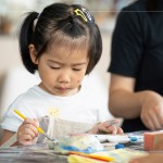 孩子們揮灑著創(chuàng)意，將捏製好的陶風(fēng)鈴物件塗滿色彩，小手上有著顏料的印記，期待燒製完成的這只創(chuàng)作品。