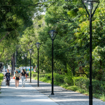 「新業(yè)-築願景」步出家門，迎接綠意廊道、優(yōu)美景緻，悠閒休憩，生活與自然融合。