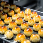 登！出爐囉～用溫熱雙手一捏一壓，一顆顆如黃金般的美好心意，在佳節(jié)時刻為長輩們獻上深深祝福。