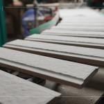 製程中的片片山形磚瓦，歷經層層工法，謹慎的審視、嚴格把關，方能成為建築最堅韌的外衣。