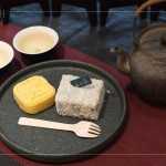 閒適的泡一杯茶，搭配來自 丘山茶 的綠豆糕、烏龍茶紅豆雪花糕，小口品嚐茶點與茶品在口中交織的變化，冉冉時光。