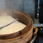 蒸籠炊煙裊裊昇起，開蓋時混著純樸的香味，蒸熟的蘿蔔糕表面鼓脹、內(nèi)裡軟嫩，待放涼後切片，入煎鍋。