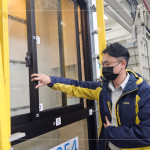 氣密窗歷經(jīng)多次風(fēng)壓施加後，營建部工地主任-吳瑞隆，仔細(xì)檢查窗框是否有變形，確認(rèn)開關(guān)運行的流暢度及穩(wěn)定性。