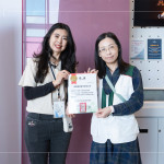 邀請(qǐng)25位苗栗家扶中心的大小朋友入廳觀影，透過(guò)這場(chǎng)小小的公益行動(dòng)，築起一份溫暖的陪伴；圖右一為家扶中心李甄芳督導(dǎo)，感謝新業(yè)分享公益席位。