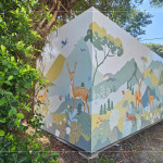 彩繪在貨櫃屋的圖案，連結(jié)臺(tái)灣在地物種穿山甲、山椒魚、藍(lán)鵲等，以及象徵守護(hù)沙鹿的梅花鹿，色彩與自然相互呼應(yīng)，為空間注入生命的氣息。