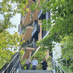 坐落於水湳智慧城中央公園陸橋旁的建案，落實了原野美學的景觀設計。