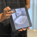 因應(yīng)不同的格局規(guī)劃，一一找尋適合且舒心的衛(wèi)浴設(shè)備，無論是面盆的深淺、弧度及材質(zhì)皆是選品時(shí)的考量要點(diǎn)。