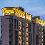 兩幢地下3層、地上15層樓雙拼集合住宅，建物屋頂以圓弧形方式呈現(xiàn)，為臺(tái)中東區(qū)城市天際線(xiàn)帶來(lái)一大亮點(diǎn)。