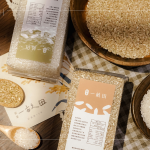 2025新業(yè)一畝田，延續(xù)臺(tái)農(nóng)71號(hào)香米，今年特別選用健康糙米，保留麩皮與胚芽，富含膳食纖維與維生素B群，將這份純樸心意分享給新業(yè)家人們。