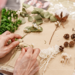 每款花色搭配的花材不盡相同，白色花色以烏桕、法國(guó)白梅、蠟梅、尤加利葉、米香、千日紅、棉花及各類果實(shí)拼貼而成。