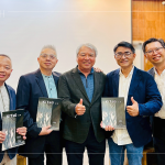 新業(yè)建設創(chuàng)辦人-穆椿松(中)受邀出席2025年12月「建築師開發(fā)商」論壇，會後分享新業(yè)最新出版的「KIUTSU 起厝」雜誌給在座建築師。