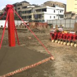 紅綵龍柱、列隊(duì)金圓鍬已就定位，預(yù)告著接下來(lái)【築之細(xì)道】動(dòng)土儀式的圓滿。