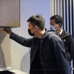 新業(yè)建設(shè) 簡福榮總經(jīng)理 (右一)與 吳志輝建築師 (右二) 細看、輕撫每個廚具的細節(jié)與轉(zhuǎn)彎處，觀察整體色調(diào)的搭配與設(shè)計 。