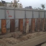 鋼軌樁為國內(nèi)常用的擋土壁材料，一個(gè)個(gè)列隊(duì)貫入地盤中。