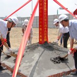 由新業(yè)建設(shè)穆椿松董事長（左一）帶領(lǐng)同仁們，開始動土儀式。