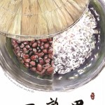 掀開(kāi)斗笠，一鍋鍋白米及紅豆粥正熱著，氤氳蒸騰，等著懂吃、懂生活的人一同開(kāi)桌享用。