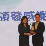 臺(tái)中「張老師」中心主任委員張麗莉（左）致贈(zèng)禮品給新業(yè)建設(shè)邱正光副總（右）作為紀(jì)念，感謝新業(yè)建築夥伴們持續(xù)為青少年及民眾回饋一己之力。