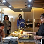 觀峰邀請廚具設(shè)備老師掌握「蒸烤箱」、「洗碗機」等廚具的使用訣竅，現(xiàn)場示範了蔬食料理教學，宛如一場小而美的輕食饗宴！