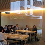 新業(yè)建設(shè)董事長(zhǎng)卓勝隆（右二）及居研所建築師團(tuán)隊(duì)進(jìn)行簡(jiǎn)報(bào)說明，將新業(yè)宜家的建築立面、動(dòng)線與公設(shè)空間一一介紹，現(xiàn)場(chǎng)宛如與建築進(jìn)行一場(chǎng)沉穩(wěn)而內(nèi)斂的對(duì)話。