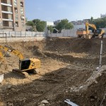 開挖地基講求細膩度，需要一一評估地質(zhì)種類、水位，及不影響鄰房地基為原則。