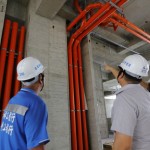 每一條管線宛如建築的筋絡血管，平整、有條理不紊亂的管線配置，才能為將來種下舒適的環(huán)境，現(xiàn)場工地主任與水電廠商按圖施工監(jiān)督把關。