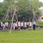 【新業(yè)觀峰】的水岸及前庭步道，連接著日本藝術(shù)家「駿河 敏」親手拚貼綴飾的碉堡。它不僅是孩子爬高探險(xiǎn)滿足好奇心的碉堡，也是觀峰前院一大充滿童趣的微地景藝術(shù)。