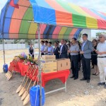 新業(yè)建設(shè) 穆椿松名譽董事長(右五)，帶領(lǐng)著各部門職人團隊，一同焚香祝禱，相信心誠則靈，能使【築願景】在天時、地利、人和的條件下完美開展。