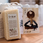 手捧一畝田，品嚐著音符的綿密，分享在座嘉賓。